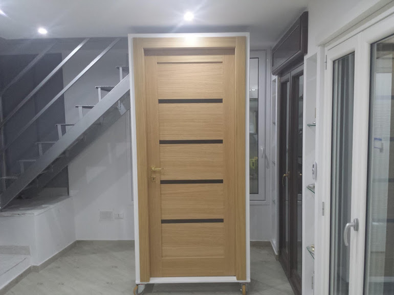 Porta in legno di rovere con pannelli e vetri